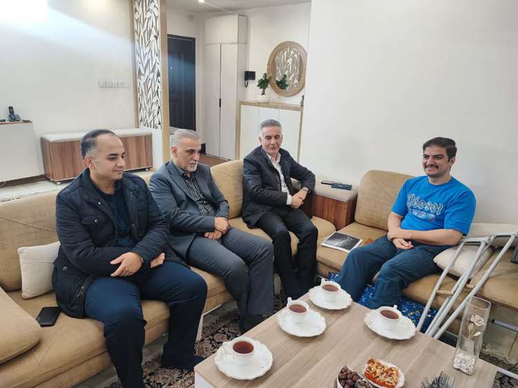 مدیر کل دامپزشکی استان تهران با خانواده همکار مصدوم دیدار کرد