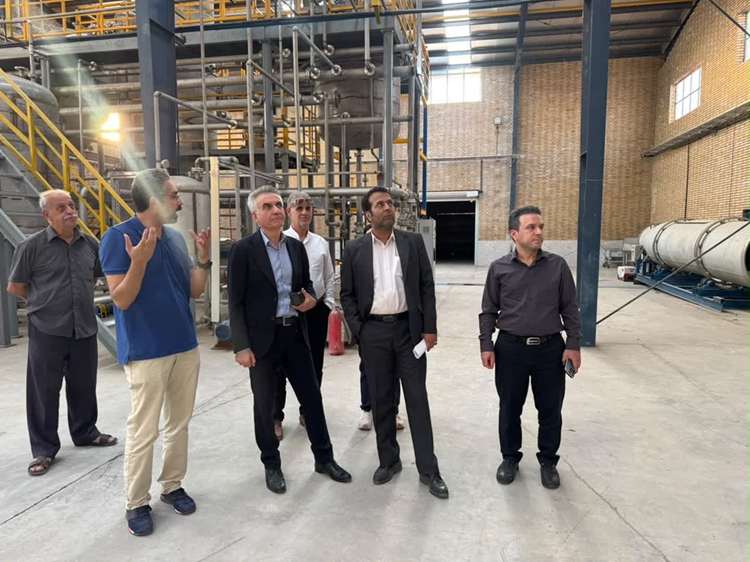 بازدید مدیرکل دامپزشکی استان تهران از واحد تولید مکمل‌های خوراک دام و طیور «کاسپین» در ورامین/ تأکید بر تسریع و تسهیل صدور مجوزهای بهداشتی در حمایت از تولید