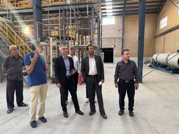 بازدید مدیرکل دامپزشکی استان تهران از واحد تولید مکمل‌های خوراک دام و طیور «کاسپین» در ورامین/ تأکید بر تسریع و تسهیل صدور مجوزهای بهداشتی در حمایت از تولید
